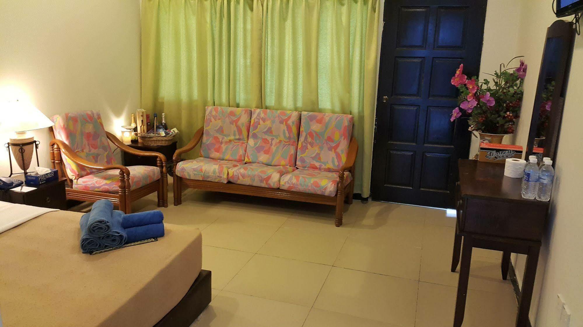Hotel Crystal Hill R à Kampong Kundassan Extérieur photo
