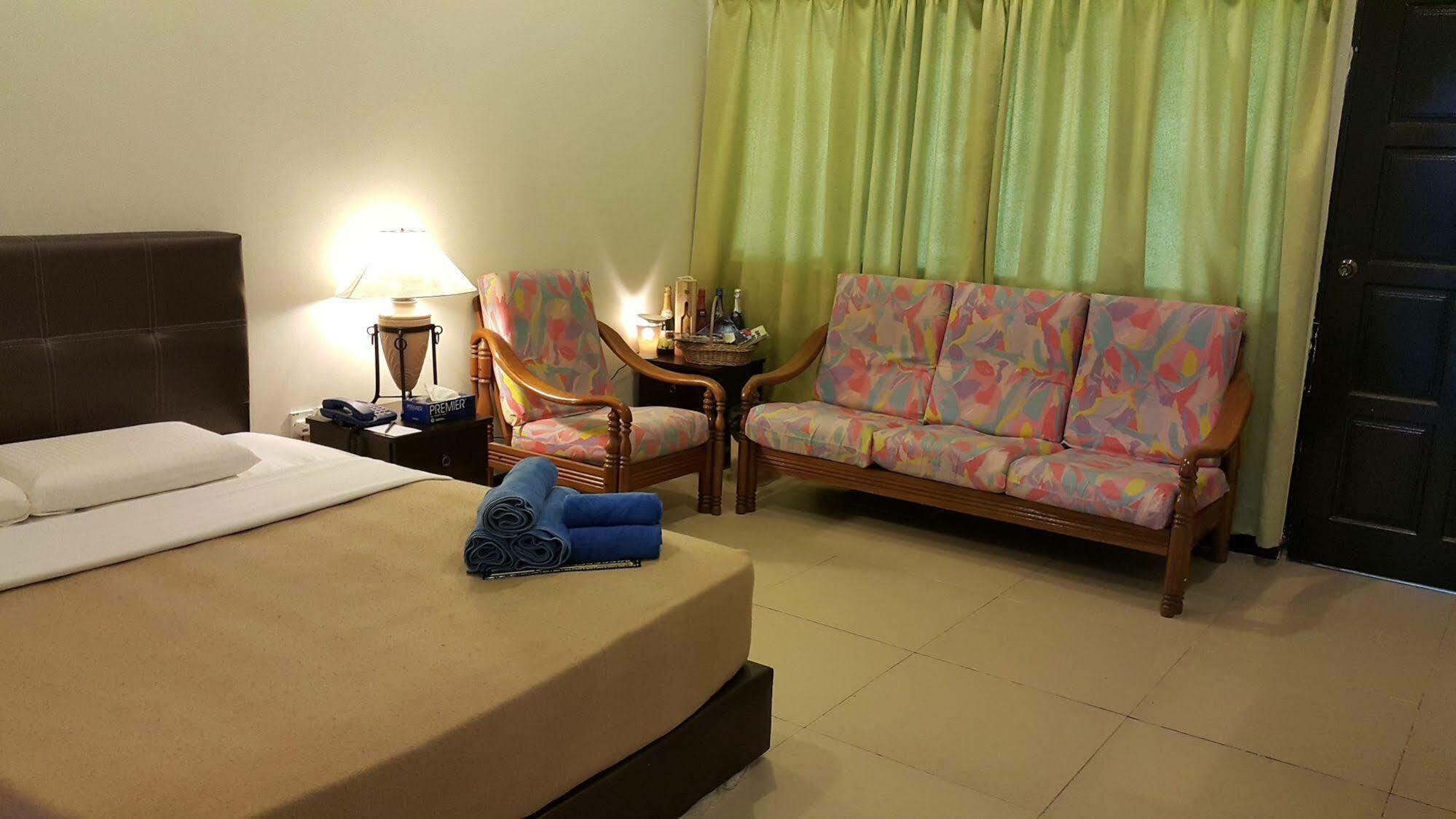 Hotel Crystal Hill R à Kampong Kundassan Extérieur photo