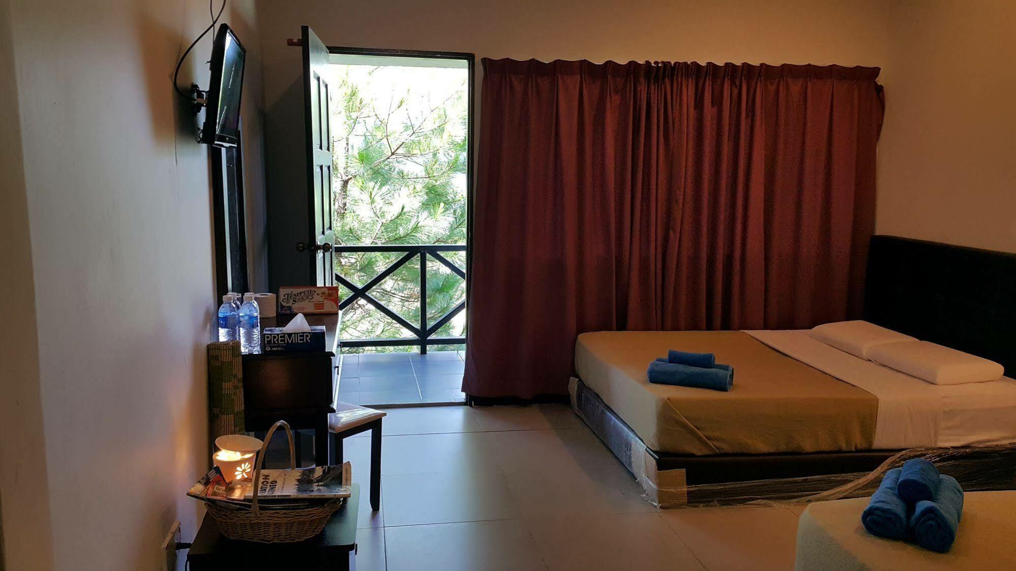 Hotel Crystal Hill R à Kampong Kundassan Extérieur photo