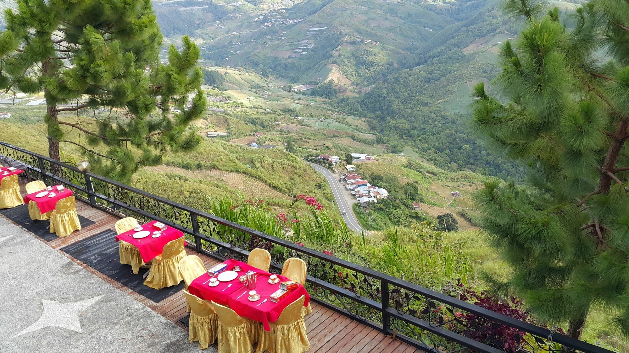 Hotel Crystal Hill R à Kampong Kundassan Extérieur photo